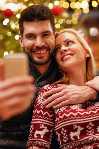 Lachende Vrouw Man Warme Truien Nemen Selfie Foto Met Smartphone — Stockfoto