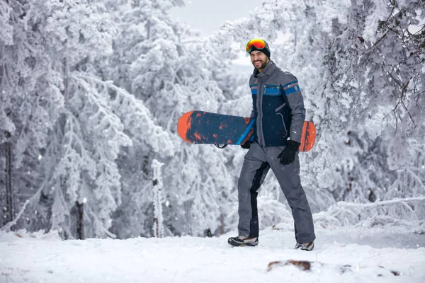 山の彼のスノーボード 極端なスポーツ 冬の休日を保持しているスキー用マスクを持つ若者 — ストック写真