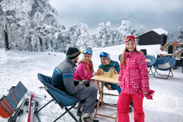 Sonriente Joven Con Familia Divertirse Nieve —  Fotos de Stock