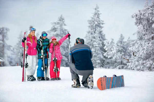 Ski Schnee Sonne Und Spaß Glückliche Familie Skiurlaub Beim Fotografieren — Stockfoto