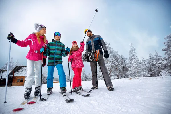 Deportes Extremos Invierno Hombre Sonriente Senderismo Bosque —  Fotos de Stock