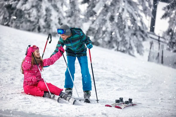 Criança Esquiar Nas Montanhas Desporto Inverno Para Crianças Férias Família — Fotografia de Stock