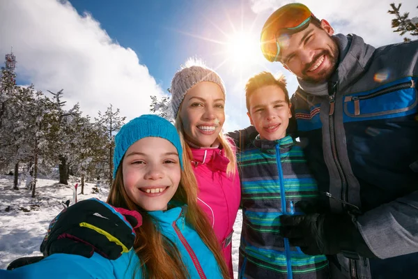 Familia Feliz Sonriendo Haciendo Selfie Vacaciones Esquí Invierno — Foto de Stock