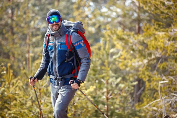 Lächelnder Mann Beim Wandern Verschneiten Wald — Stockfoto