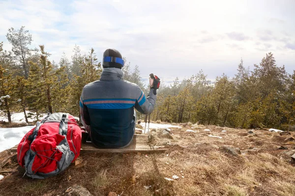 Young Man Hiking Enjoying View — Stock Photo, Image