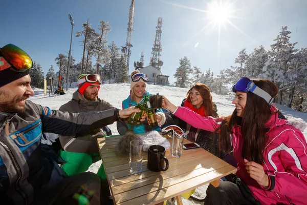 Esquiadores Felizes Café Terreno Esqui Brindar Com Garrafas Cerveja — Fotografia de Stock