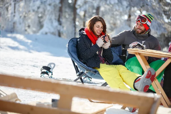 Felices Esquiadores Pareja Descansando Bebiendo Cafetería Aire Libre — Foto de Stock