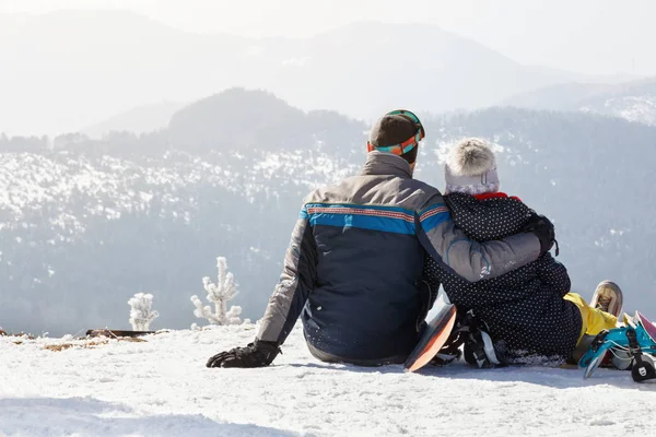 カップル雪の上に座っていると 山の風景を楽しんで — ストック写真