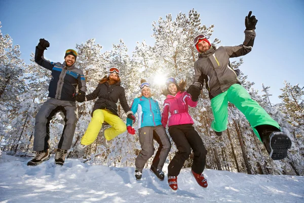 Groep Van Jonge Skiërs Sprong Sneeuw — Stockfoto