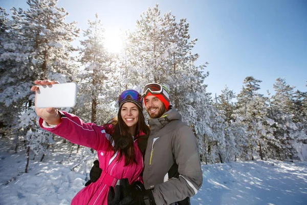 Young Couple Winter Taking Photo Outdoor — Stock Photo, Image