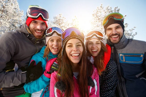 Jóvenes Amigos Divirtiéndose Invierno Naturaleza —  Fotos de Stock