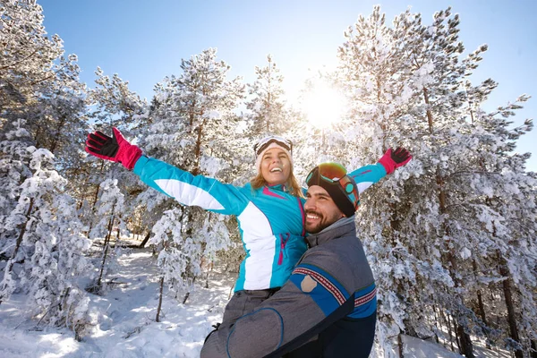 快乐的情侣在雪地自然乐趣 — 图库照片