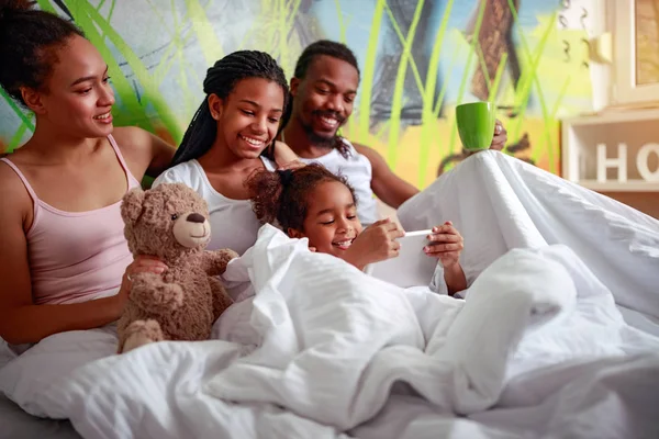 Ευτυχισμένη Οικογένεια Αφρικανική Αμερικανική Ξαπλωμένος Στο Υπνοδωμάτιο Στο Κρεβάτι — Φωτογραφία Αρχείου