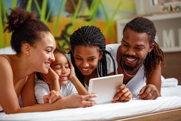 Lächelnde Familie Mit Tablet Bett — Stockfoto