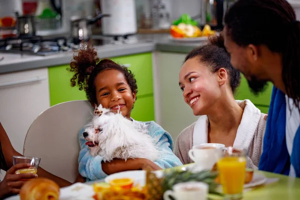 Keluarga Muda Dapur Makan Sarapan Bersama — Stok Foto