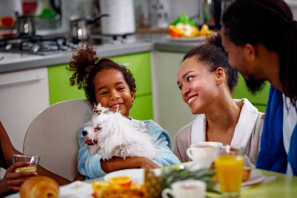 Familia Joven Cocina Desayunando Juntos —  Fotos de Stock