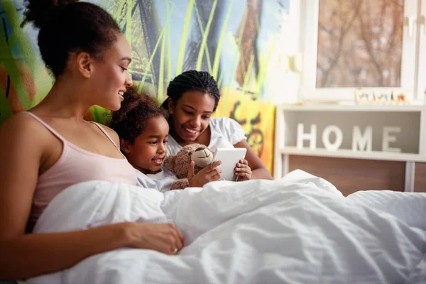 Gelukkig Moeder Liggend Een Bed Met Dochters Kijken Naar Digitale — Stockfoto