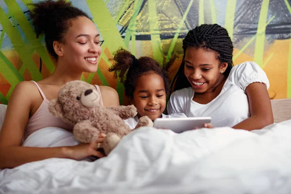 Jonge Moeder Liggend Een Bed Met Dochters Kijken Naar Digitale — Stockfoto