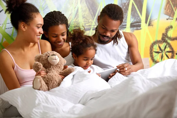 Afroamerikanische Familie Zusammen Mit Weiblichen Kind Bett Suchen Tablette — Stockfoto