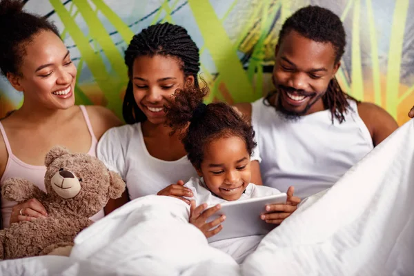 Sorridente Famiglia Afroamericana Trascorrere Del Tempo Insieme Con Tablet Camera — Foto Stock
