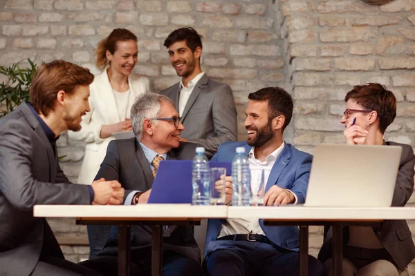 비즈니스 사람들이 회의에 미소의 팀워크 — 스톡 사진