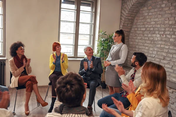 Colegas Aplaudindo Mulheres Reunião Grupo Liderança Apoio — Fotografia de Stock