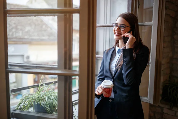 Kobieta Rozmawia Klienta Telefon Komórkowy Miejscu Pracy — Zdjęcie stockowe