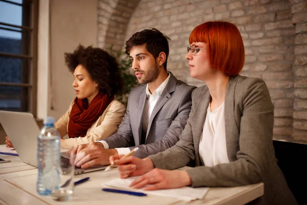 Team Aziendale Persone Creative Che Hanno Incontro Con Computer Portatile — Foto Stock