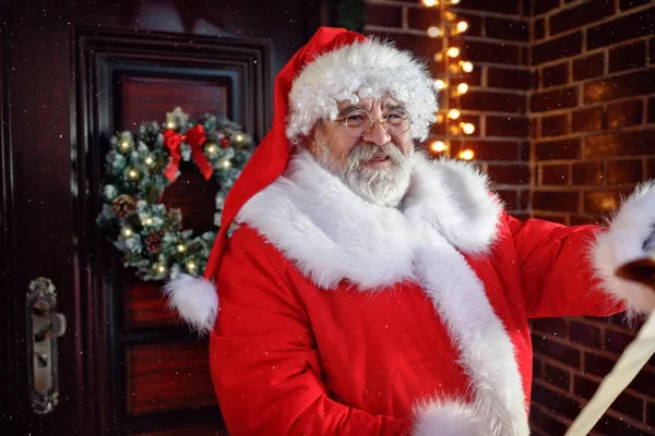Lachende Santa Claus Lezen Van Wensen Voor Kerstmis — Stockfoto