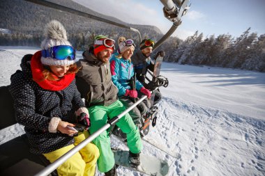 Genç kayakçı grup teleferik ile kayak arazide kaldırma 
