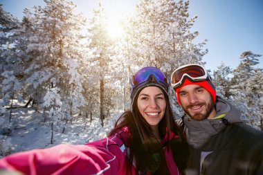 Güneşli ormandaki fotoğrafı çekmek genç çift