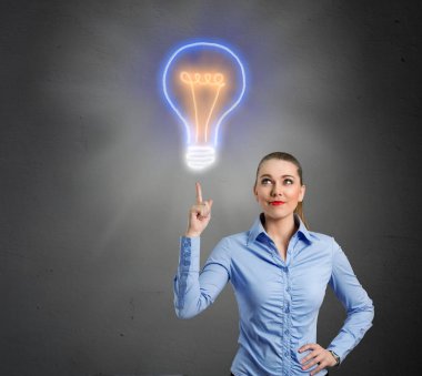 smilng kadın kavramı çözüm ve fikir olarak ampul ile 