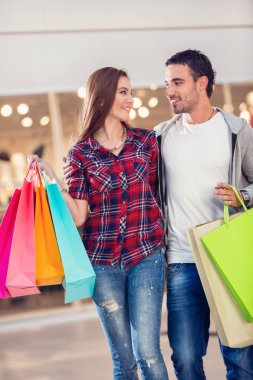 Alışveriş merkezinde alışveriş mutlu çift