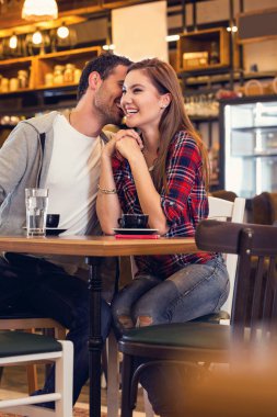 Sevimli Genç çift Cafe 