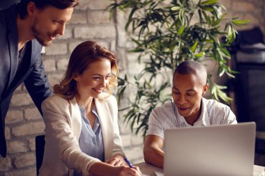 Kadın ve erkek Afrika Yöneticisi ofiste iş planı taslağını yapma ile