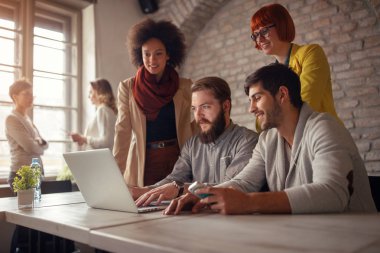 gülümseyen serbest web tasarımcıları birlikte beyin fırtınası