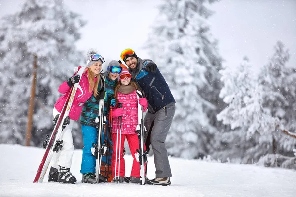 Mann Auf Skiern Zeigt Seiner Familie Etwas Mit Dem Finger — Stockfoto