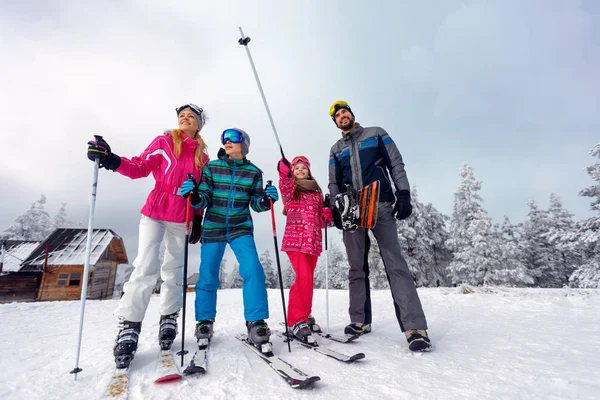 Lycklig Familj Sport Skidåkning Och Snowboardsemestrar Tid Solig Dag Bergen — Stockfoto