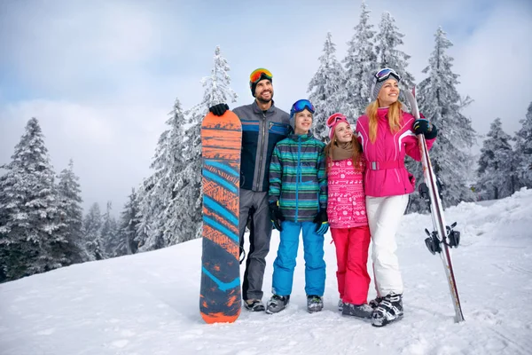 Szczęśliwa Rodzina Dwójką Dzieci Ferie Zimowe Snowy Mountain — Zdjęcie stockowe