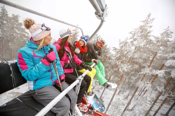 滑雪缆车中的男女滑雪者 — 图库照片