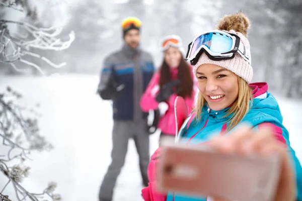 Schönes Mädchen Macht Selfie Beim Skifahren — Stockfoto