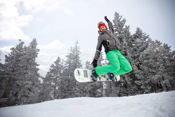 Dopasowanie Snowboardzista Skoki Snowboard Teren Narciarski Góry — Zdjęcie stockowe