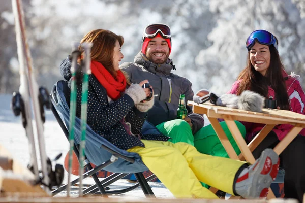 Frauen Und Männer Auf Skiern Genießen Café Outdoor — Stockfoto