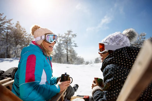 Zwei Skifahrerinnen Unterhalten Sich Mit Getränken Auf Sonnenliege Skigebiet — Stockfoto