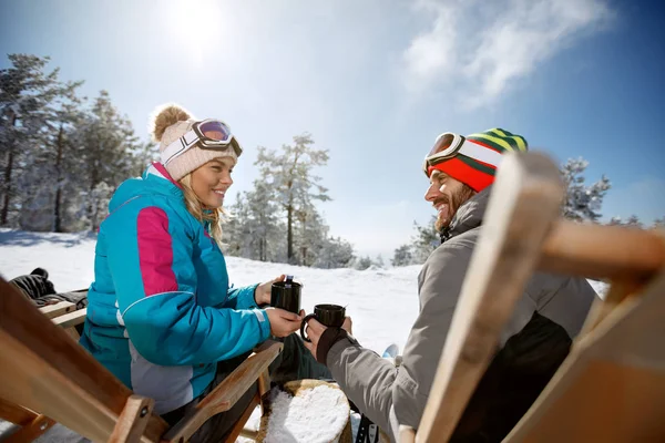 Woman Man Skiing Sunbed Mountain Enjoy Drink — Stock Photo, Image