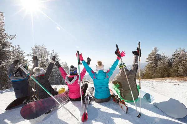 Esquiadores Alegres Sentados Nieve Con Las Manos Alto Descansando Del — Foto de Stock