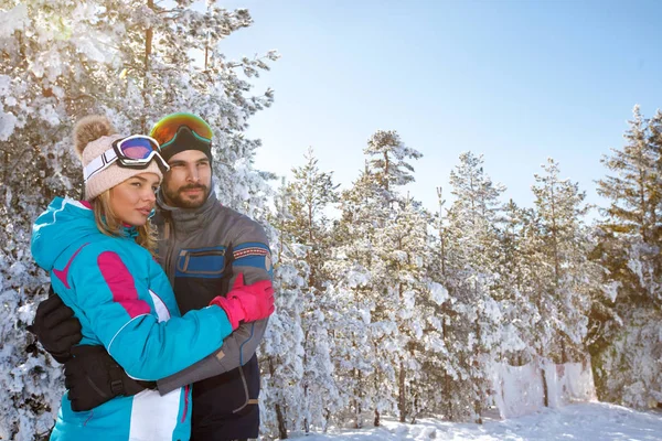 年轻的女性和男性在拥抱在雪的自然 — 图库照片