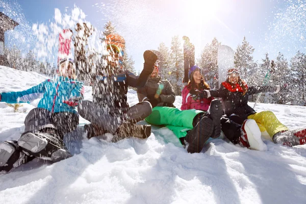 Felicidad Invernal Los Jóvenes Disfrutando Nieve — Foto de Stock