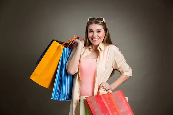 Lächelnde Glückliche Frau Mit Vielen Einkaufstüten — Stockfoto
