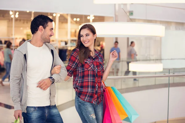 Happy Shopping Couple Dans Centre Commercial — Photo